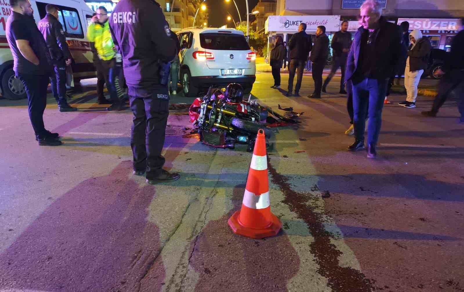 Kaskını kız arkadaşına verdiği feci kazada hayatını kaybetti