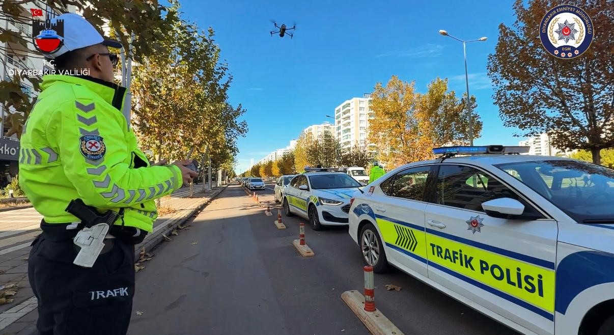 Kavşaklara yaklaşırken şerit değiştiren sürücüler dronla tespit edildi