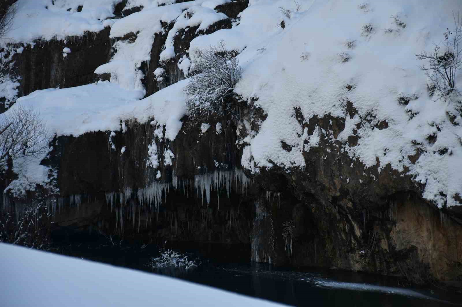 Soğuk hava Habur Çayı’nı dondurdu