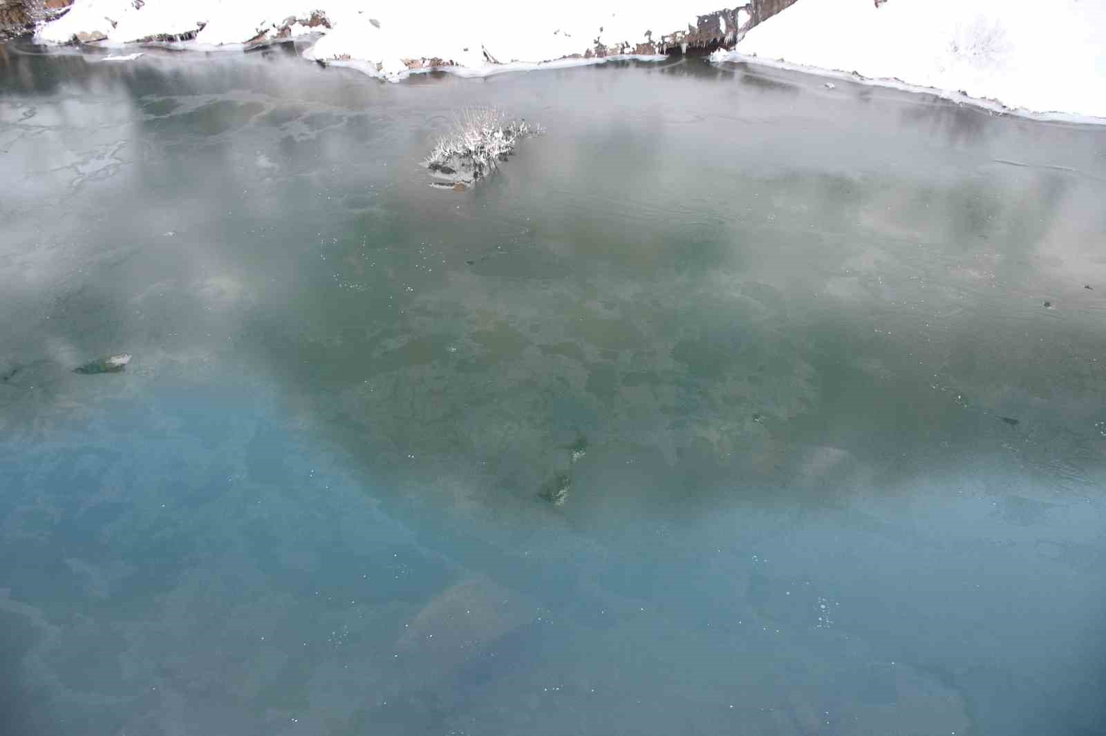Soğuk hava Habur Çayı’nı dondurdu