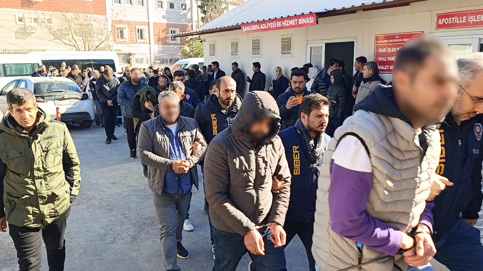 Yasa dışı bahis operasyonunda gözaltına alınan 28 zanlı adliyeye sevk edildi
