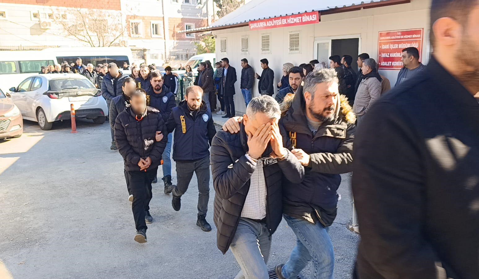 Yasa dışı bahis operasyonunda gözaltına alınan 28 zanlı adliyeye sevk edildi