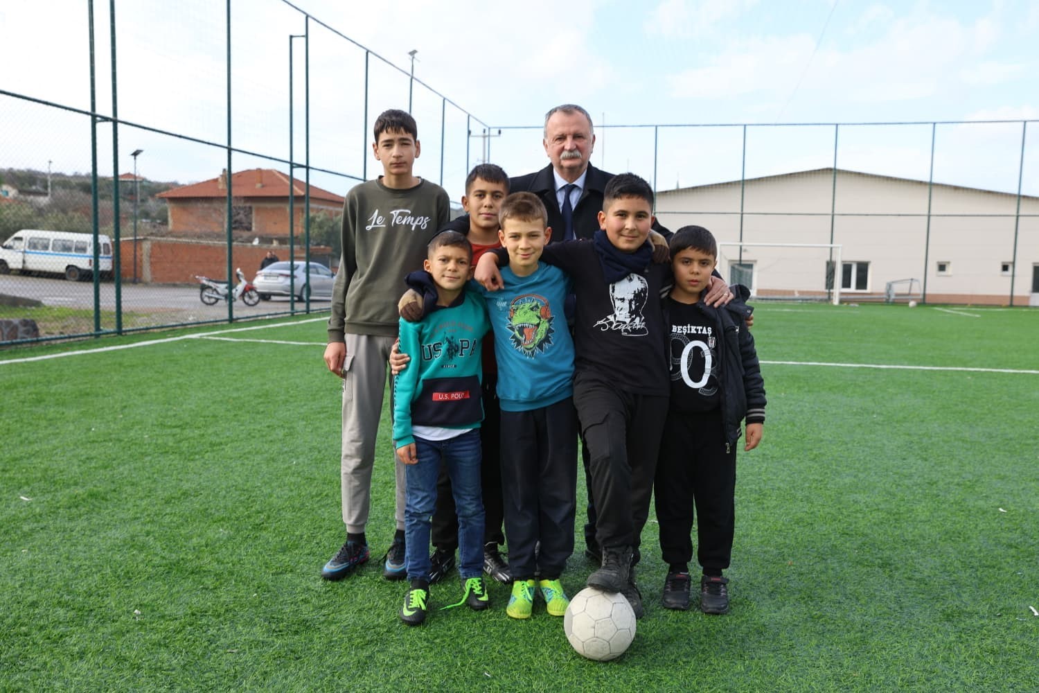 Başkan Balaban maç yapan çocukların eğlencesine ortak oldu