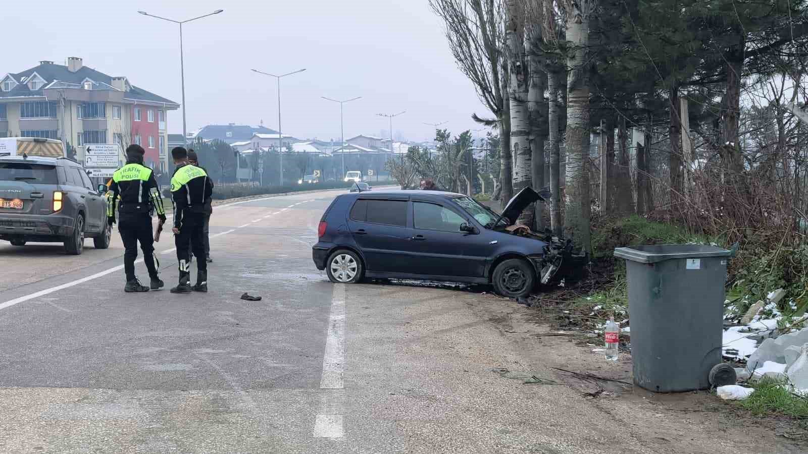 İnegöl’de kontrolden çıkan otomobil kaldırıma ve ağaca çarptı: 2 yaralı