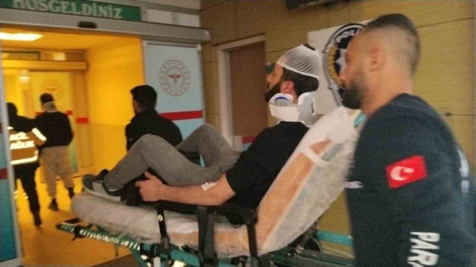 İnegöl’de kontrolden çıkan otomobil kaldırıma ve ağaca çarptı: 2 yaralı