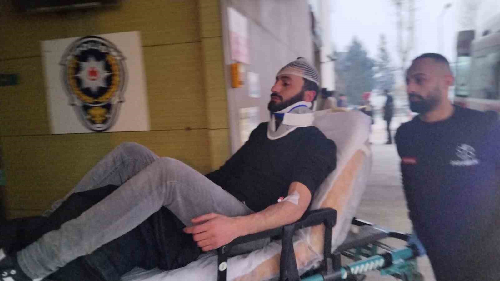 İnegöl’de kontrolden çıkan otomobil kaldırıma ve ağaca çarptı: 2 yaralı