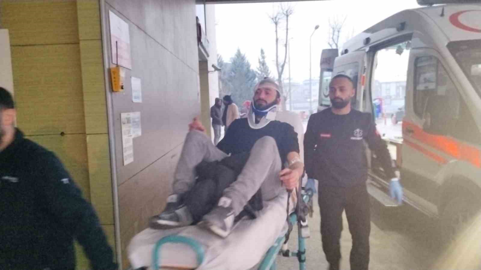 İnegöl’de kontrolden çıkan otomobil kaldırıma ve ağaca çarptı: 2 yaralı