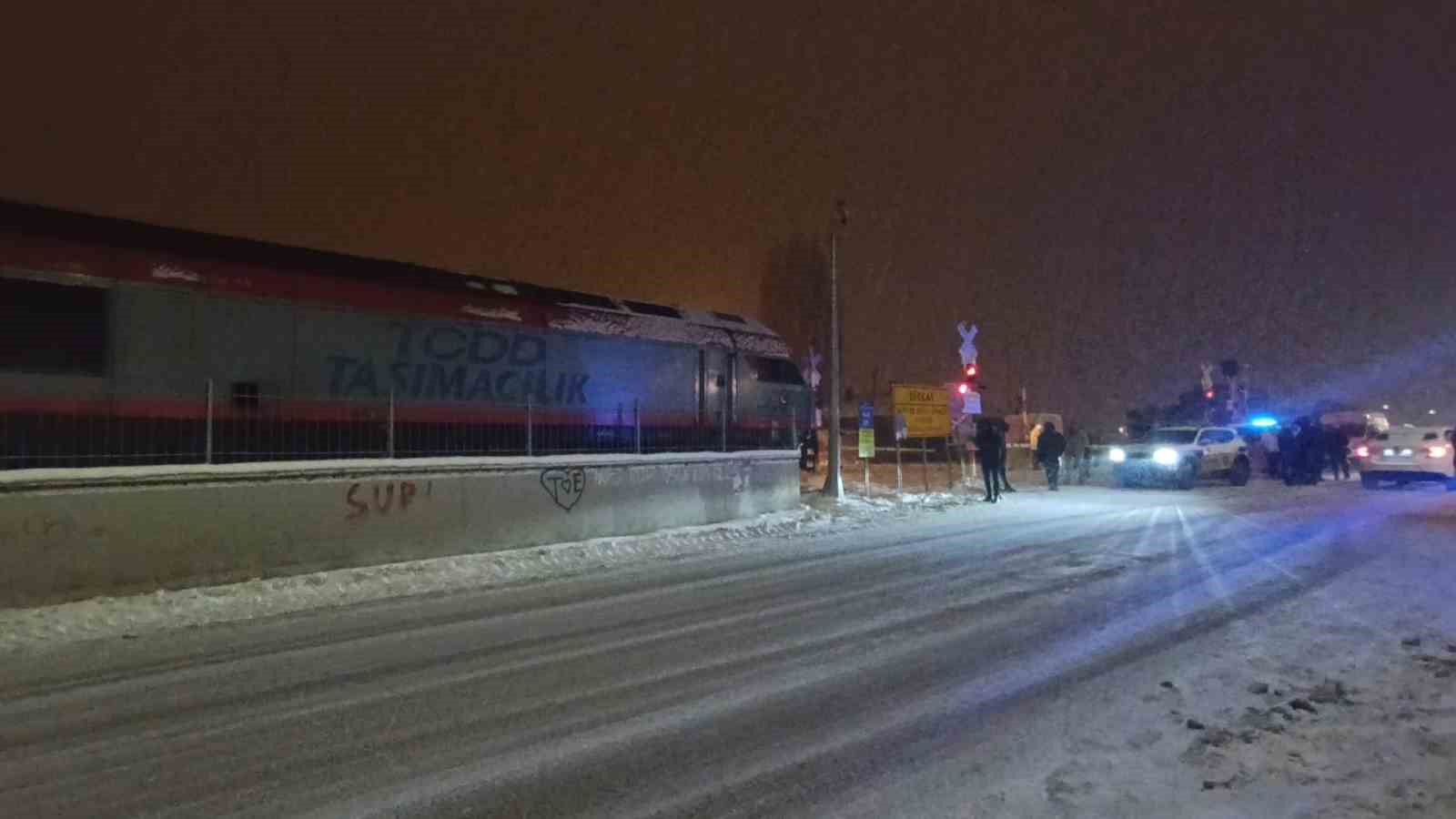 Kars’ta hemzemin geçitte lokomotifin çarptığı çocuk yaralandı