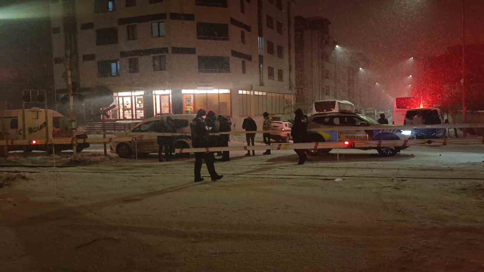 Kars’ta hemzemin geçitte lokomotifin çarptığı çocuk yaralandı