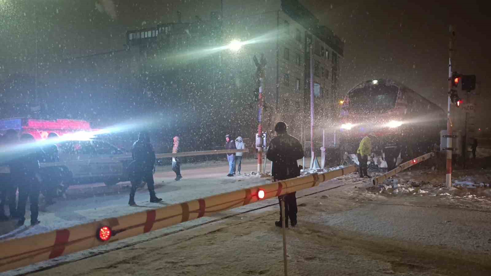 Kars’ta hemzemin geçitte lokomotifin çarptığı çocuk yaralandı