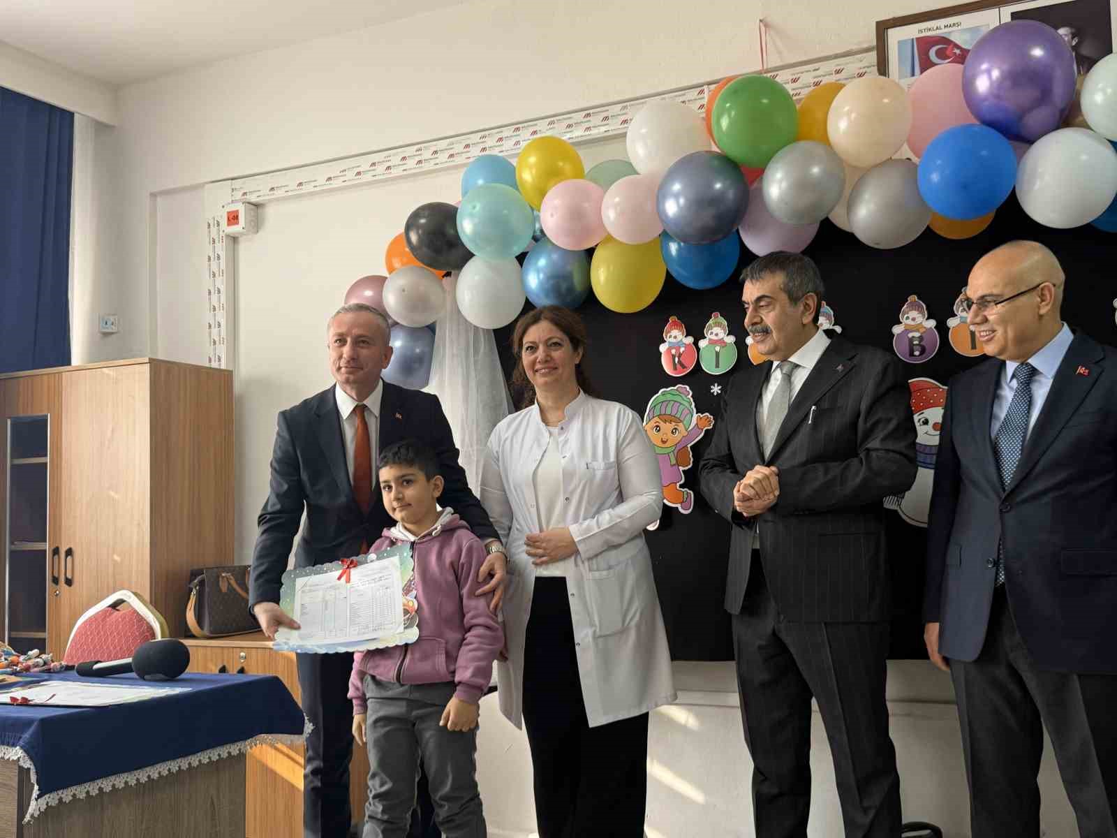 Bakan Tekin, Ağrı’da öğrencilerin karne heyecanına ortak oldu