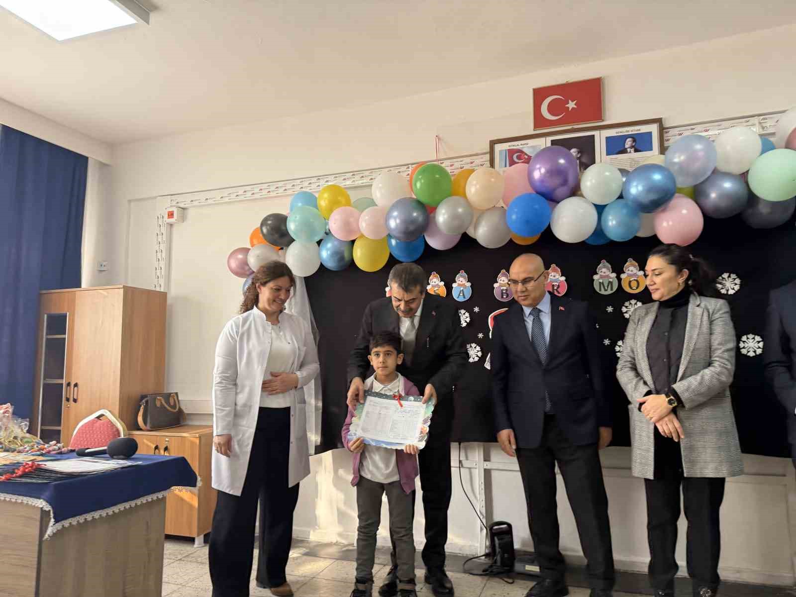 Bakan Tekin, Ağrı’da öğrencilerin karne heyecanına ortak oldu