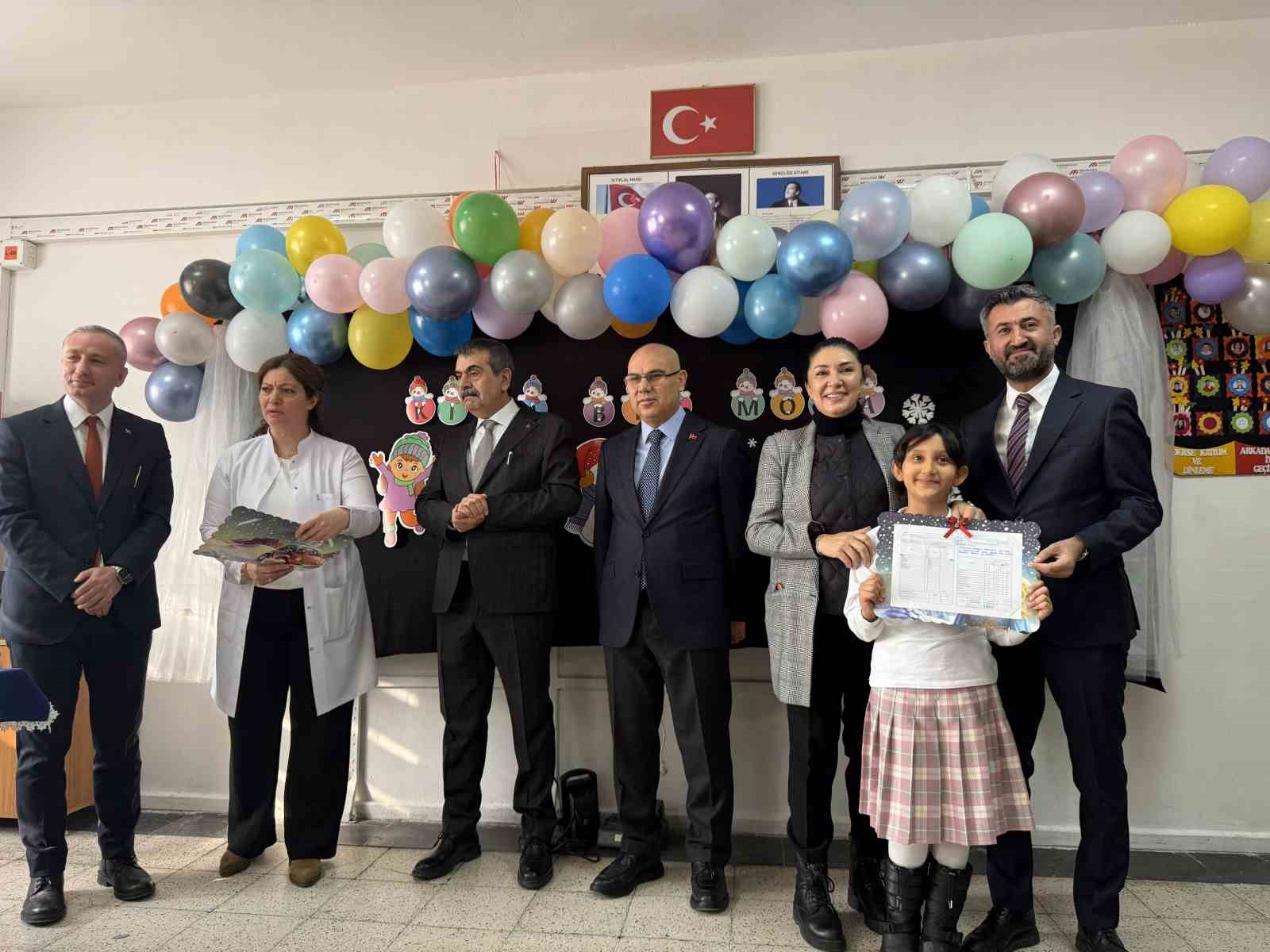 Bakan Tekin, Ağrı’da öğrencilerin karne heyecanına ortak oldu