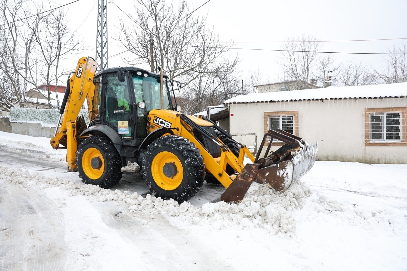 Sultangazi Belediyesi’nin kar mesaisi sürüyor