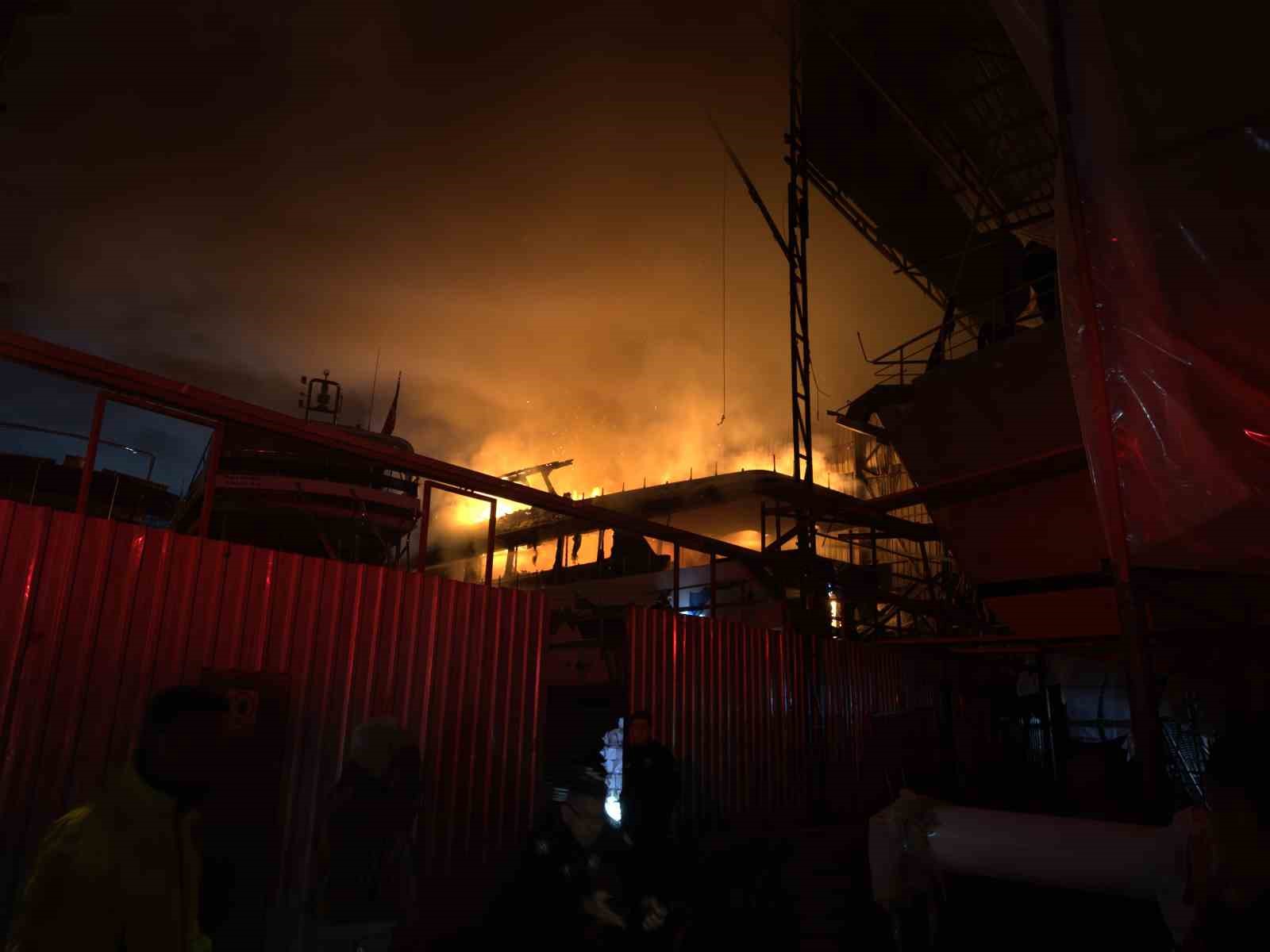 Muğla’da tersane yangını: Söndürme çalışmaları sürüyor