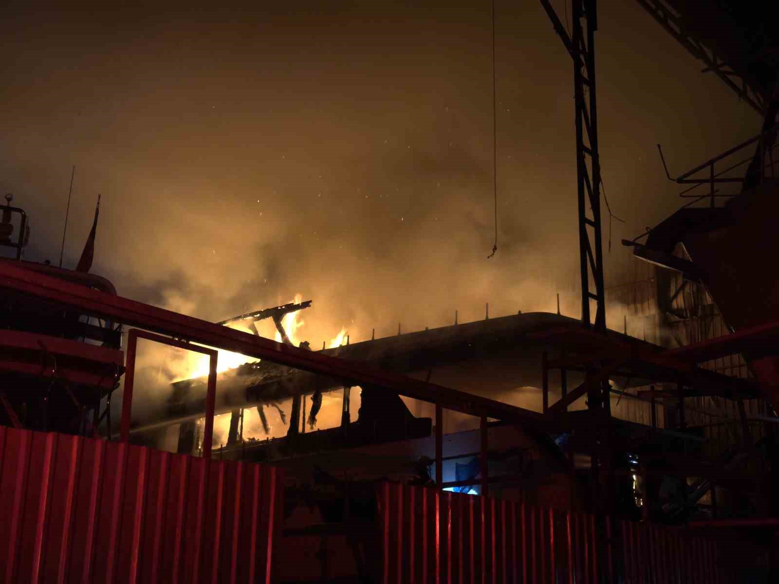 Muğla’da tersane yangını: Söndürme çalışmaları sürüyor