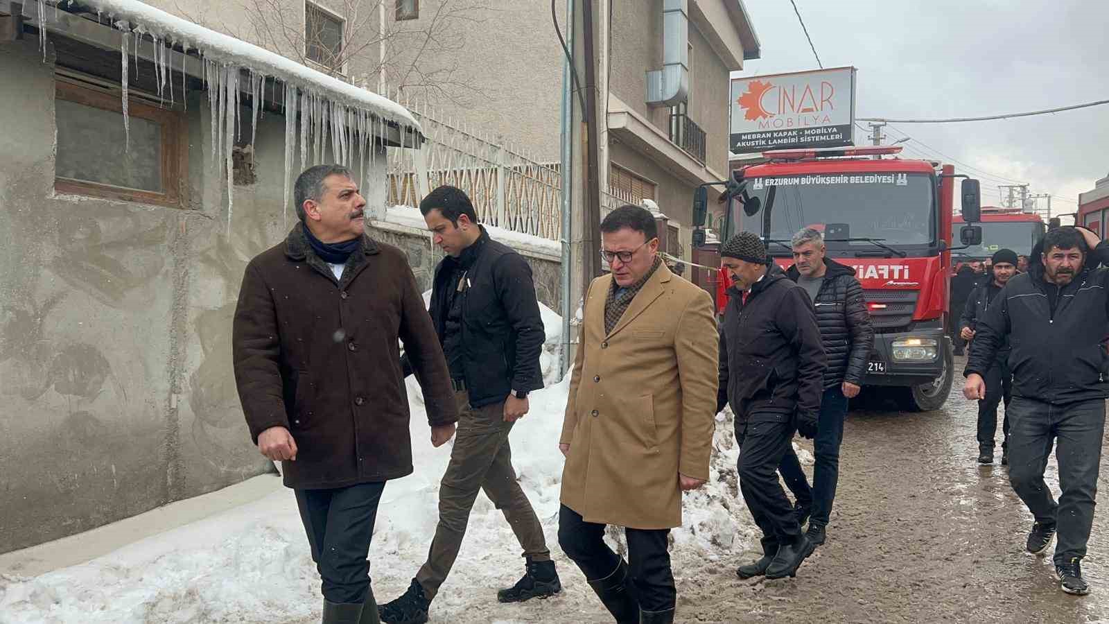 Yangında içerde kalan 2 kişi ekiplerin yardımıyla kurtarıldı