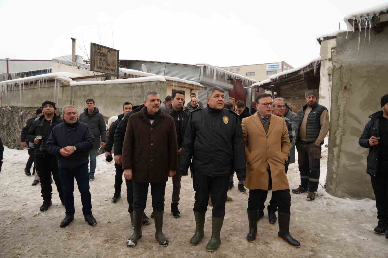 Yangında içerde kalan 2 kişi ekiplerin yardımıyla kurtarıldı