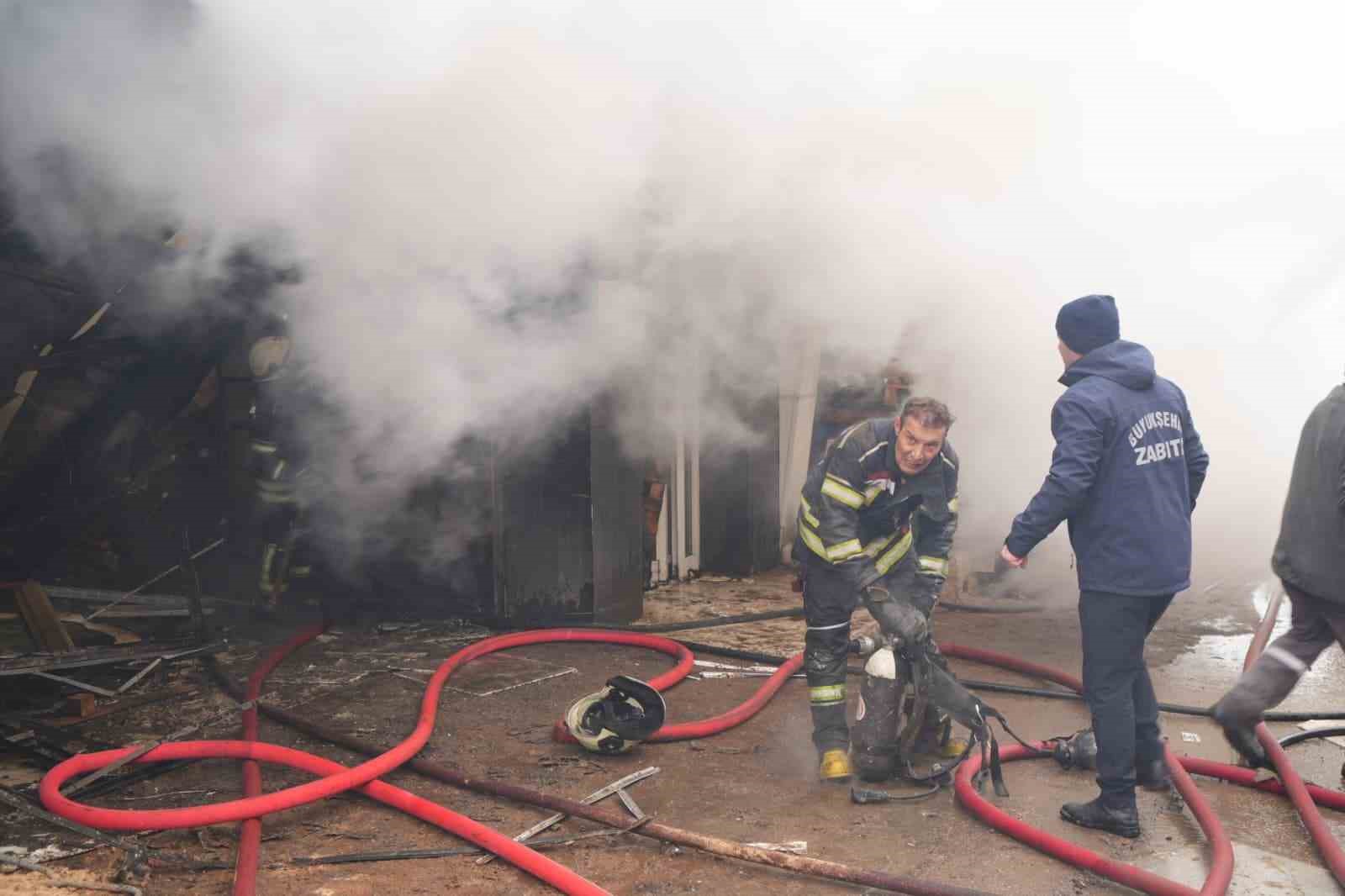 Yangında içerde kalan 2 kişi ekiplerin yardımıyla kurtarıldı