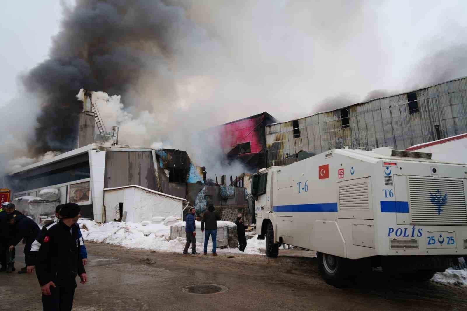 Yangında içerde kalan 2 kişi ekiplerin yardımıyla kurtarıldı