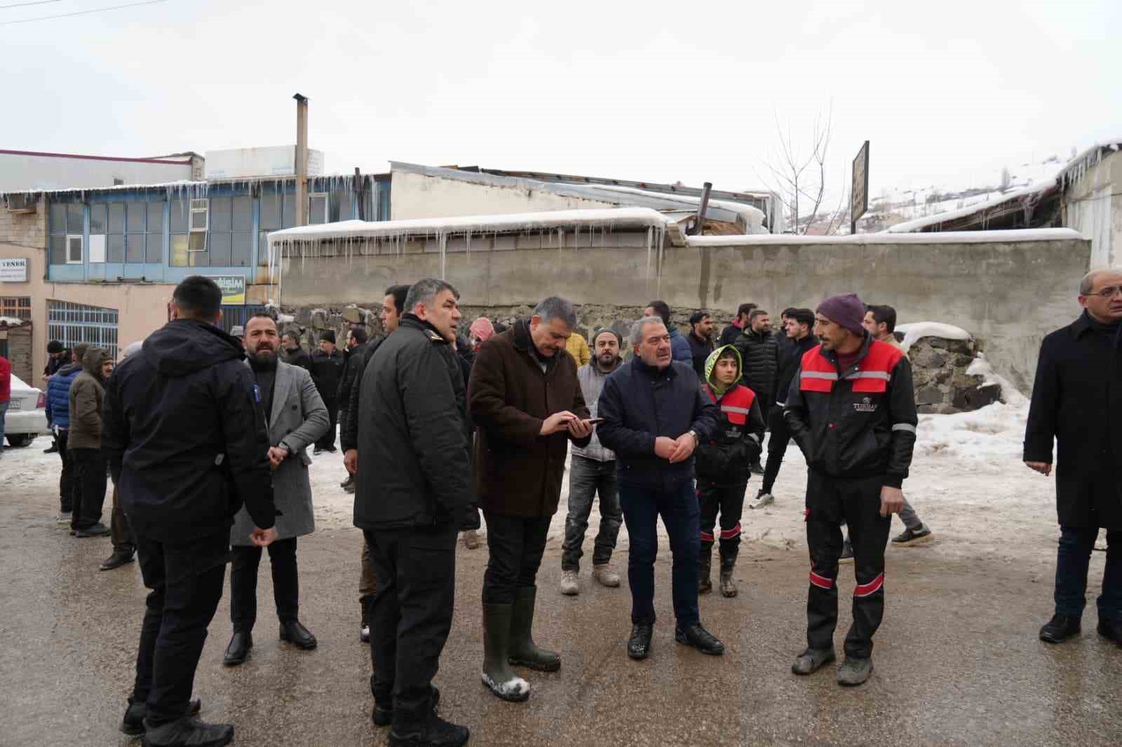Yangında içerde kalan 2 kişi ekiplerin yardımıyla kurtarıldı