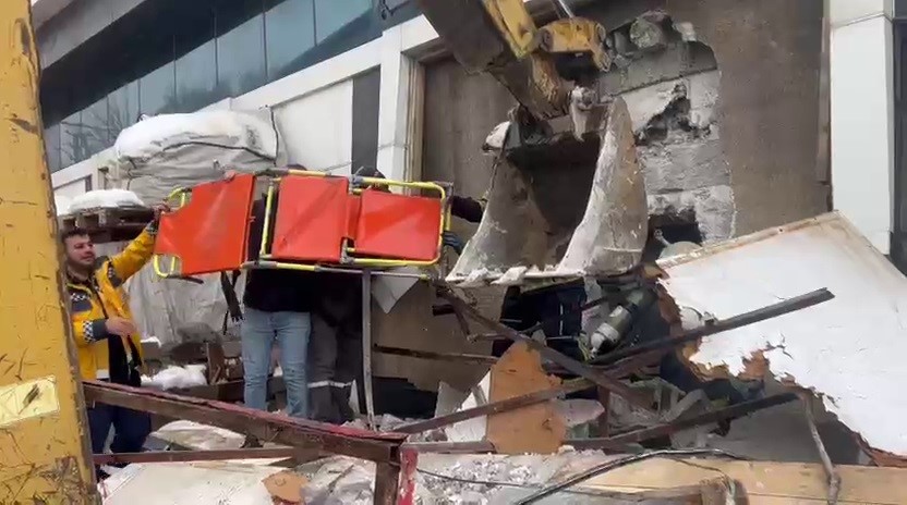 Yangında içerde kalan 2 kişi ekiplerin yardımıyla kurtarıldı