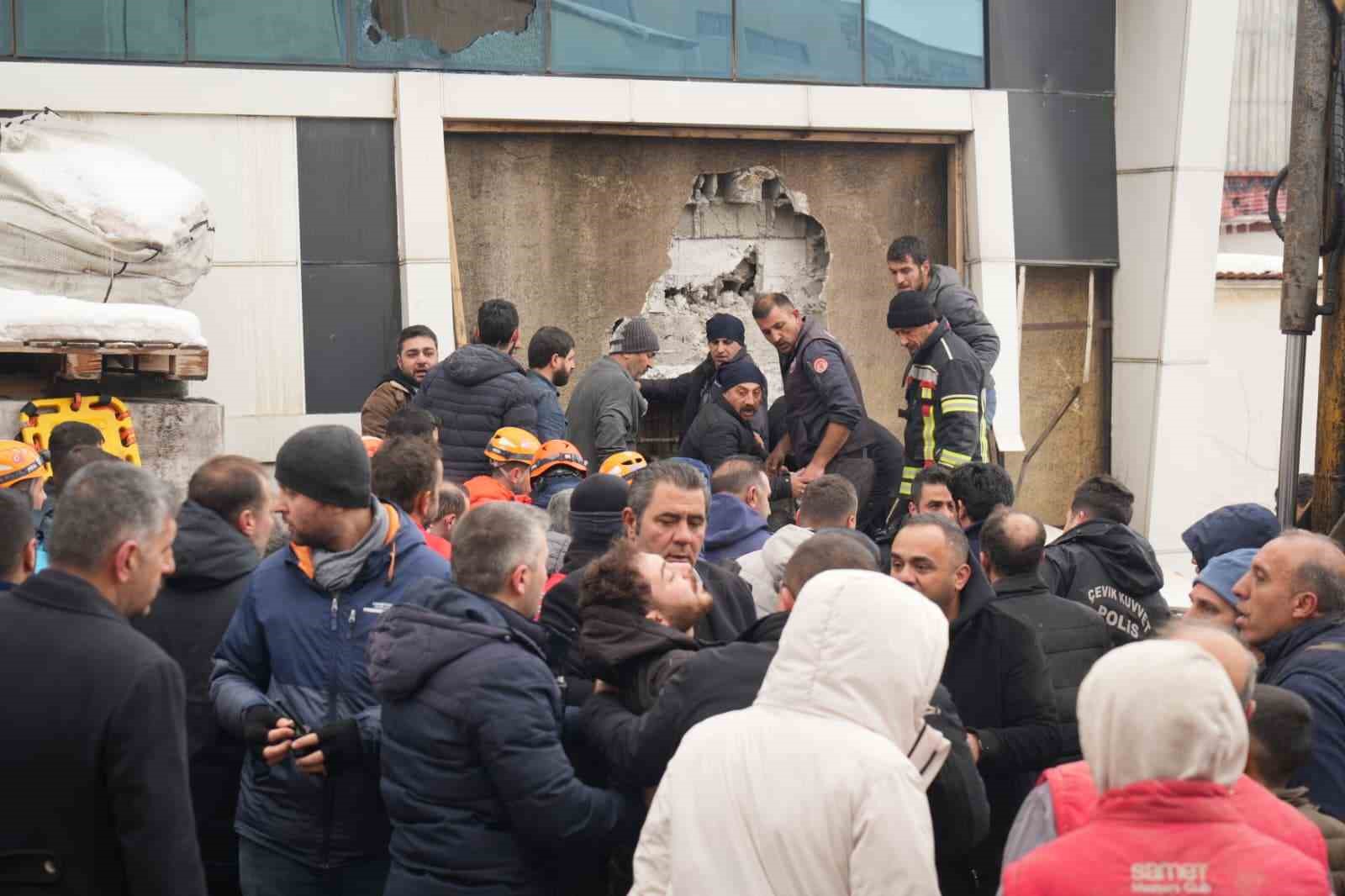 Yangında içerde kalan 2 kişi ekiplerin yardımıyla kurtarıldı