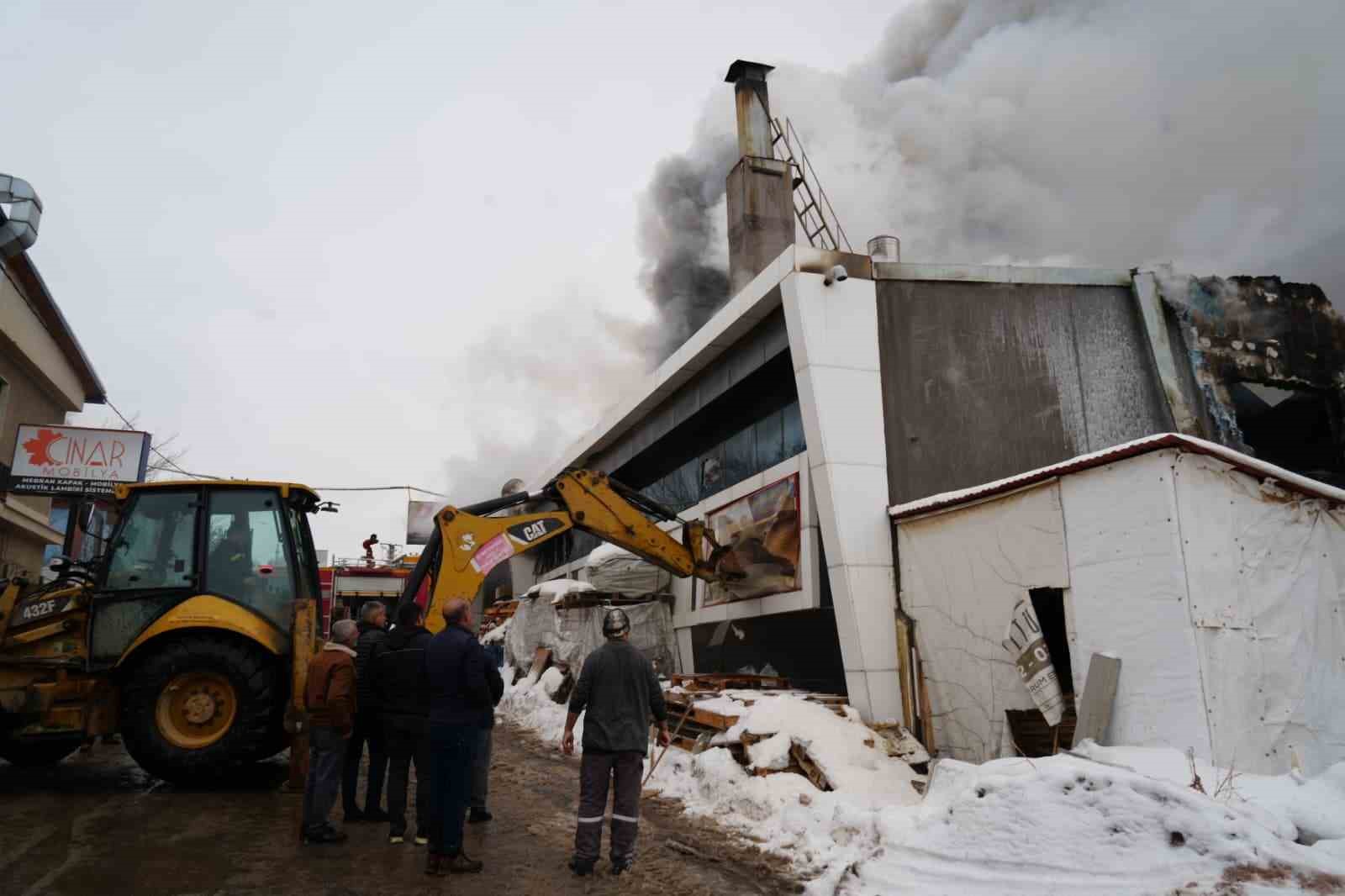 Yangında içerde kalan 2 kişi ekiplerin yardımıyla kurtarıldı