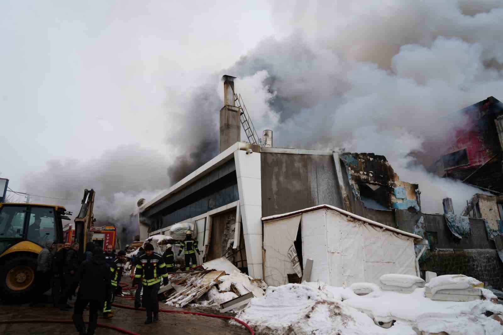 Yangında içerde kalan 2 kişi ekiplerin yardımıyla kurtarıldı