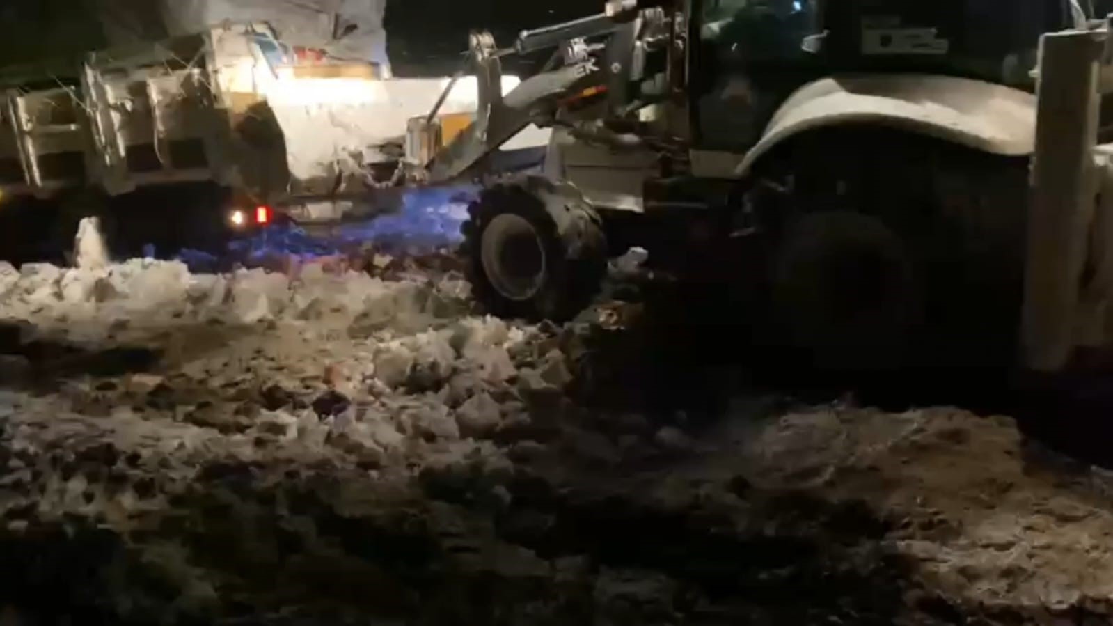 Kara saplanan araç, belediye ekipleri tarafından kurtarıldı