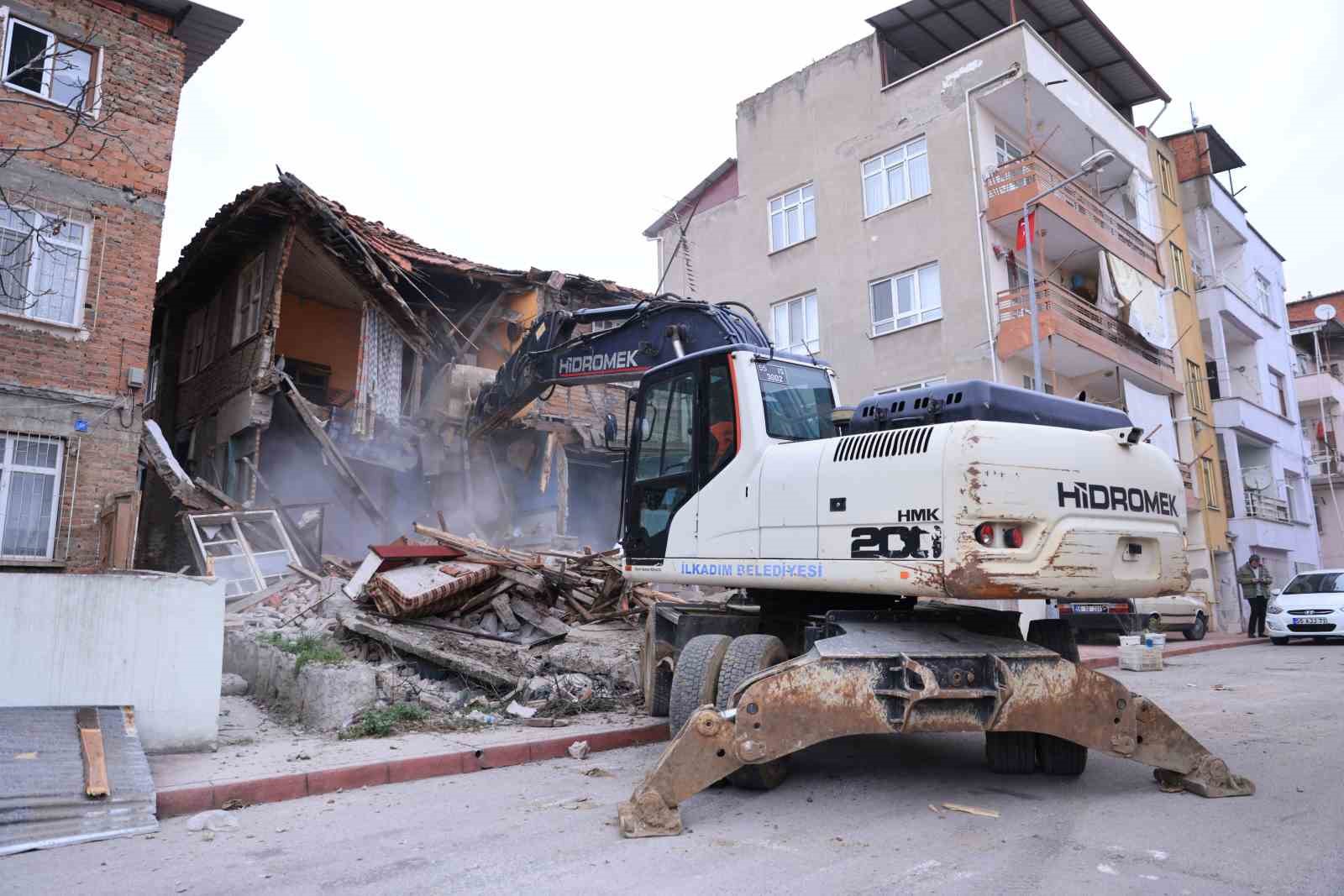 İlkadım’da metruk yapılar bir bir yıkılıyor