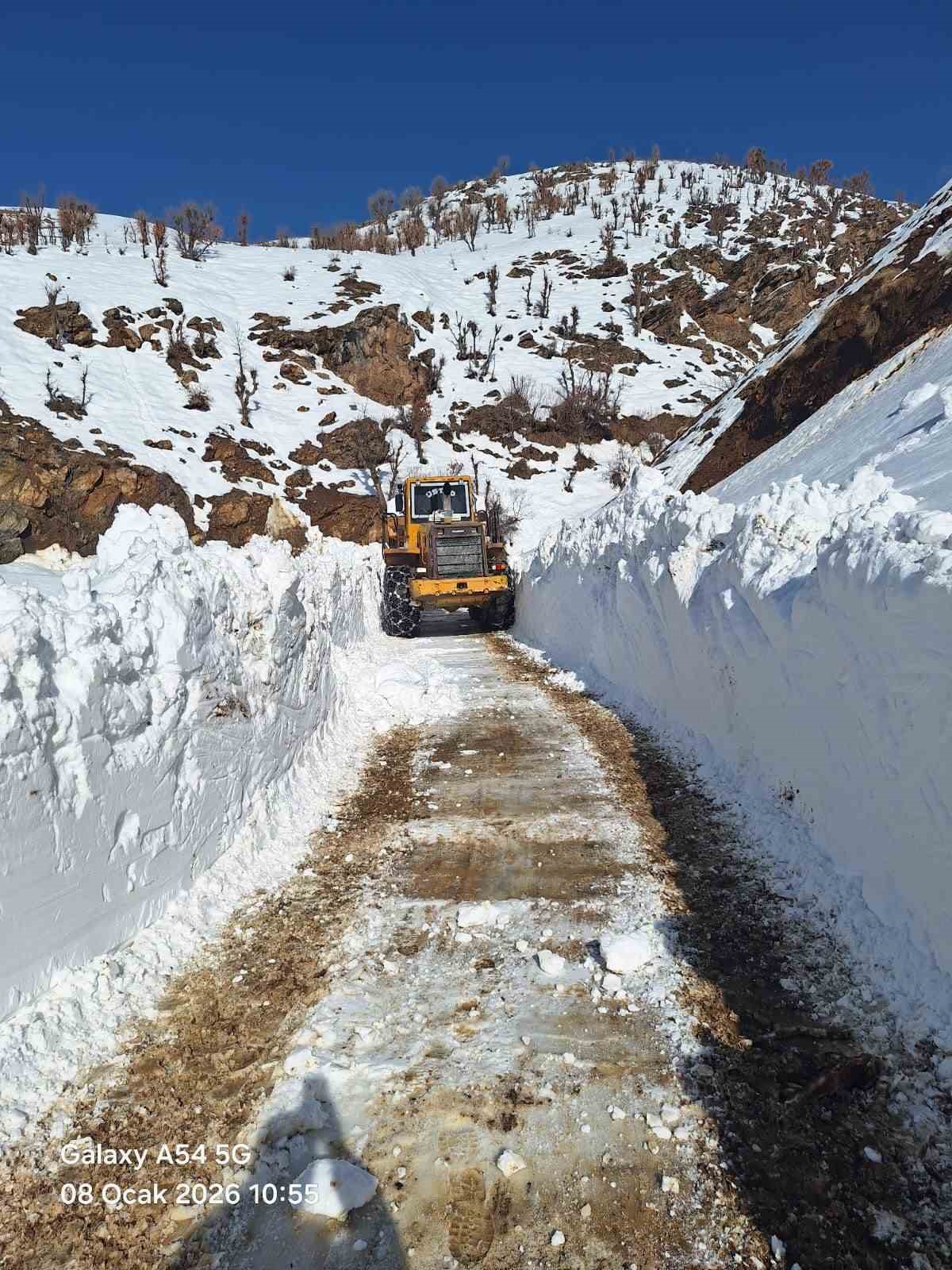Bitlis’te karla mücadele gece gündüz devam ediyor
