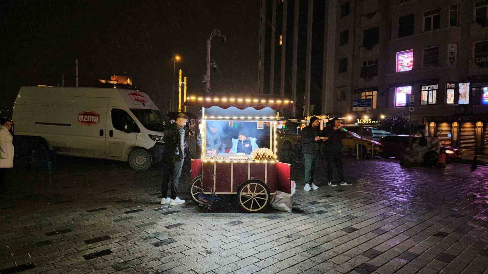 İstanbul’da gece saatlerinde yağması beklenen kar aralıklarla etkisini gösterdi