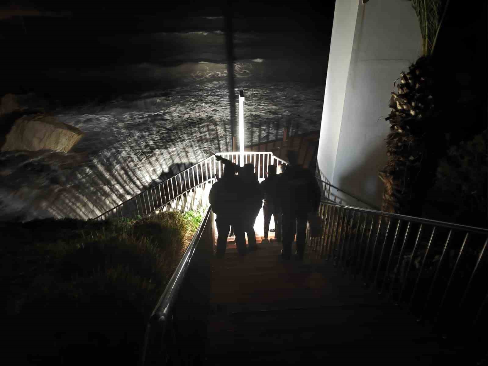 Fırtına, iskelede çalışan işçileri denize düşürdü: 1 ölü, 2 yaralı