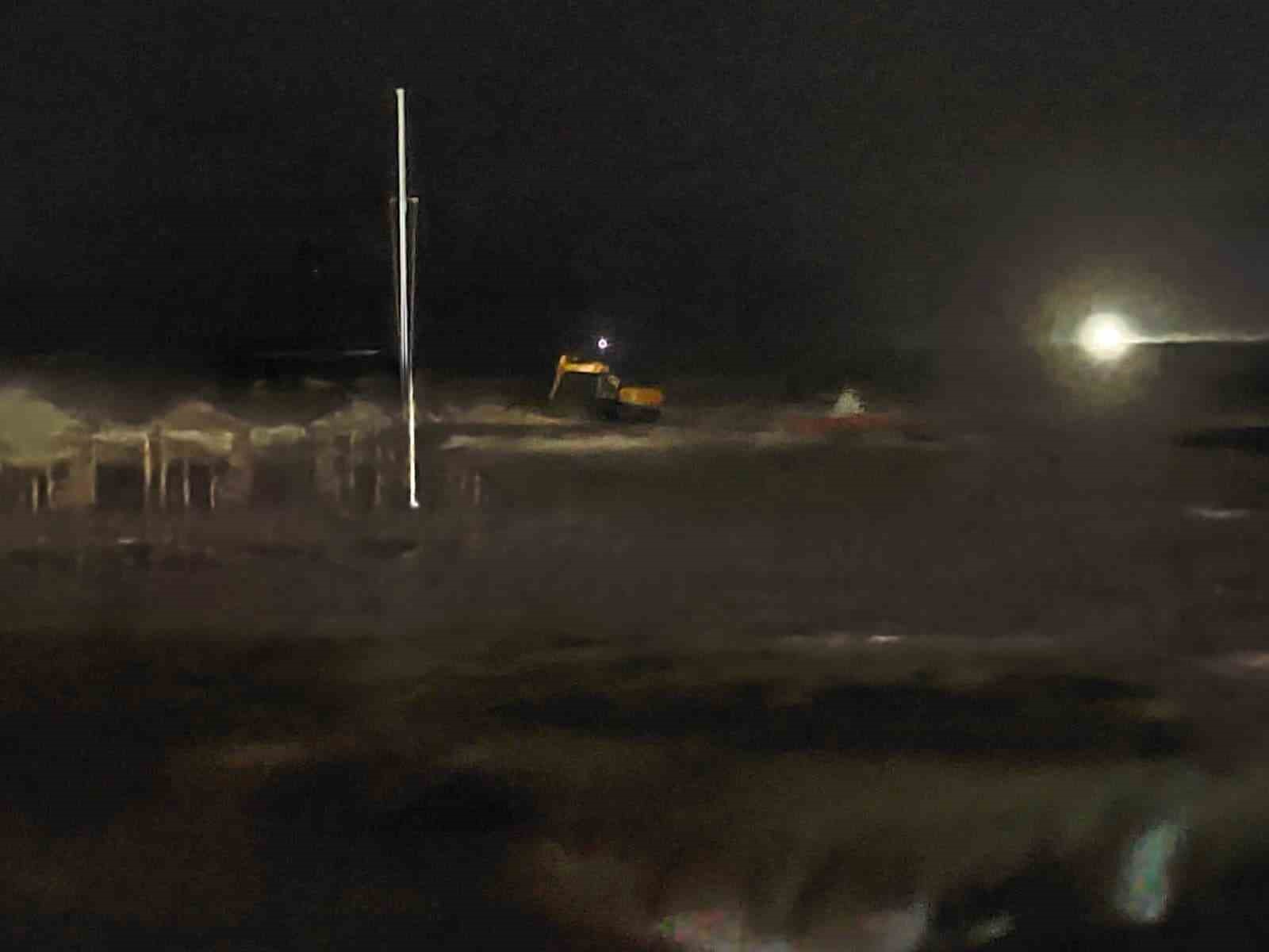 Fırtına, iskelede çalışan işçileri denize düşürdü: 1 ölü, 2 yaralı