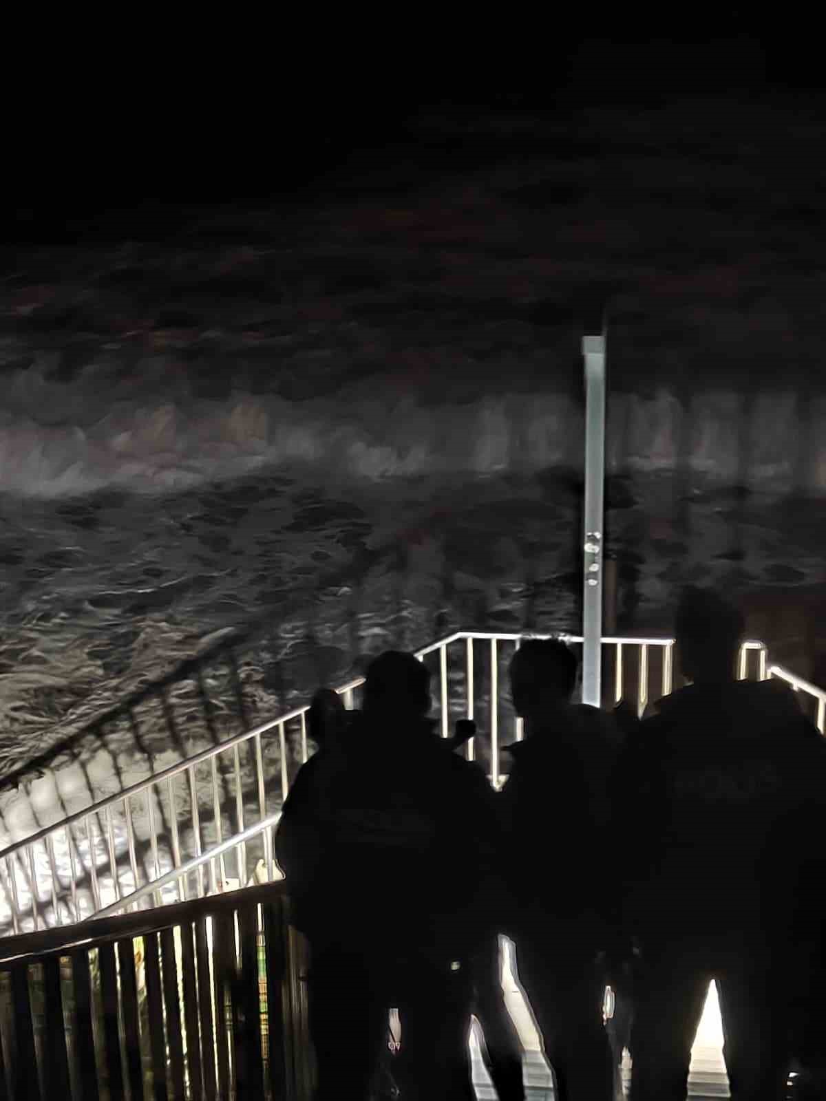 Fırtına, iskelede çalışan işçileri denize düşürdü: 1 ölü, 2 yaralı