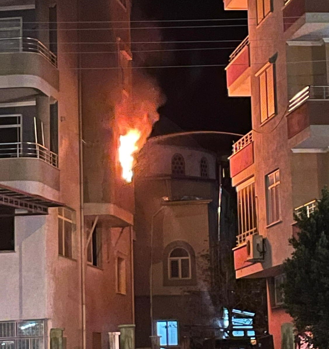 Elektrikli soba yangına neden oldu: Daire alev alev yandı