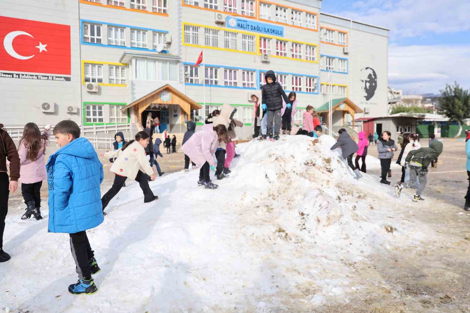 Adanalı öğrencilerin kamyon kamyon kar mutluluğu