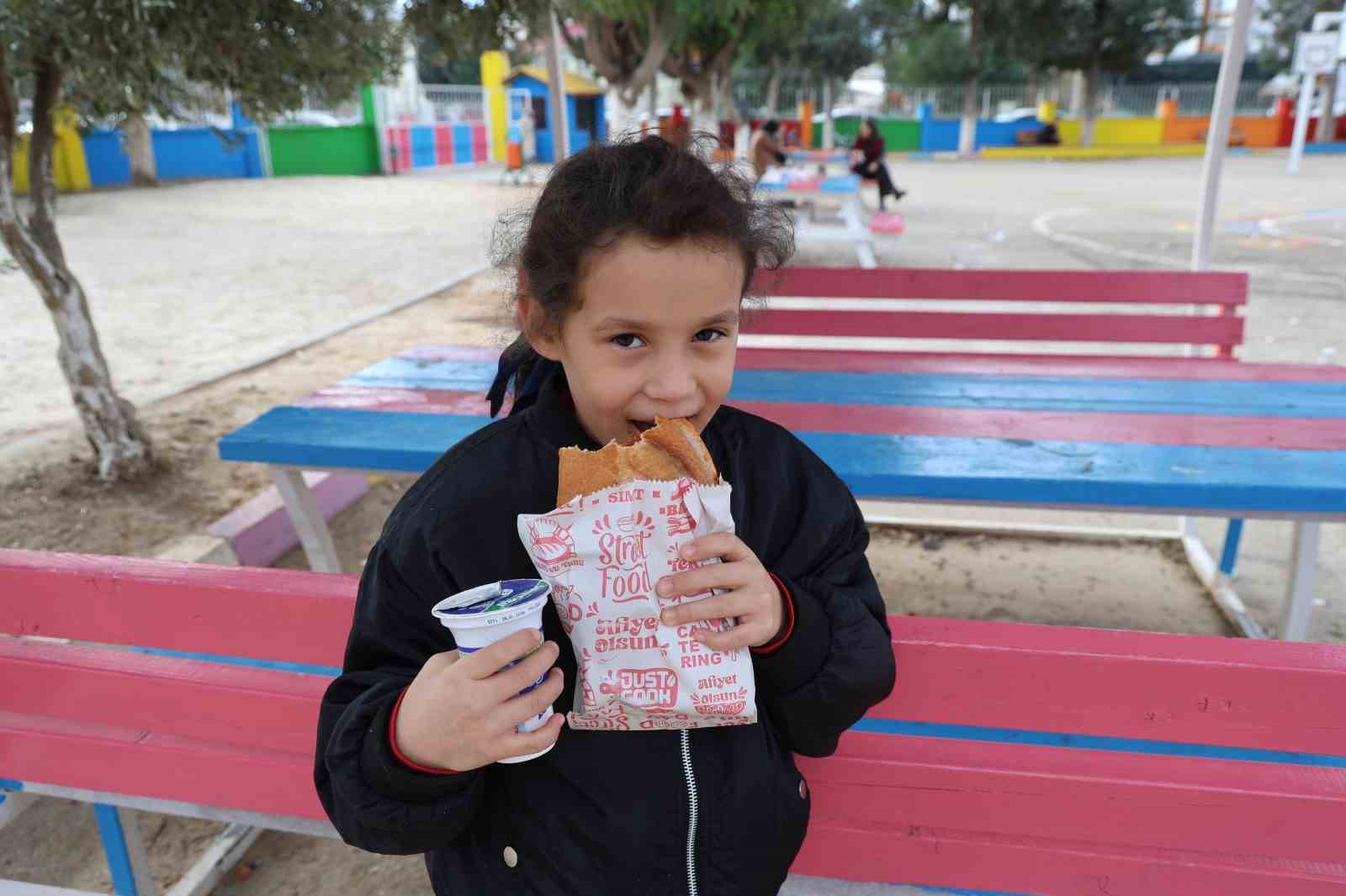 Adanalı öğrencilerin kamyon kamyon kar mutluluğu