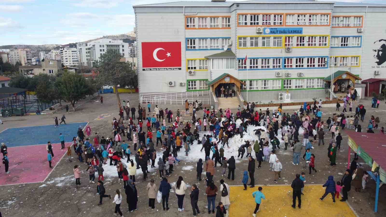 Adanalı öğrencilerin kamyon kamyon kar mutluluğu