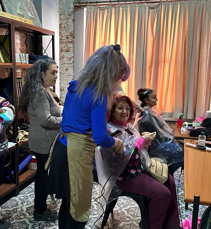 Muratpaşa’nın Yaşlı Evleri’nde kişisel bakım uygulaması