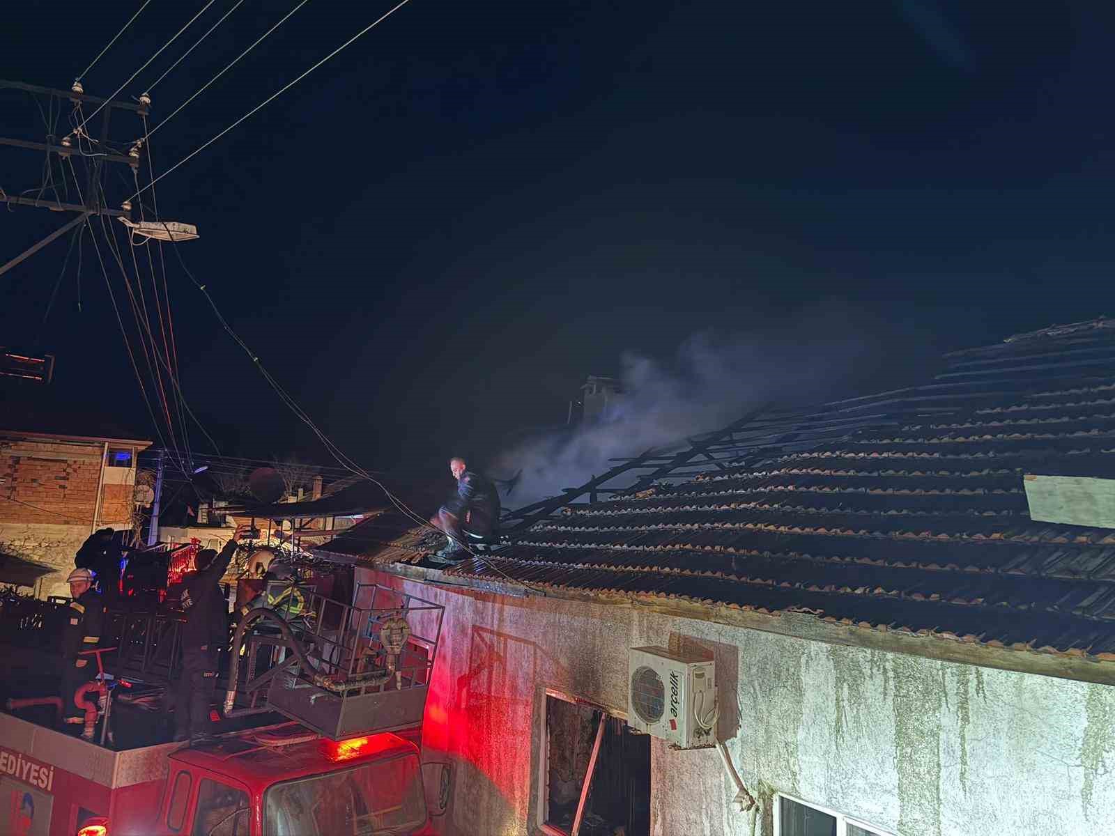 Burdur’da çıkan yangında ev küle döndü, 5 kişi kurtuldu