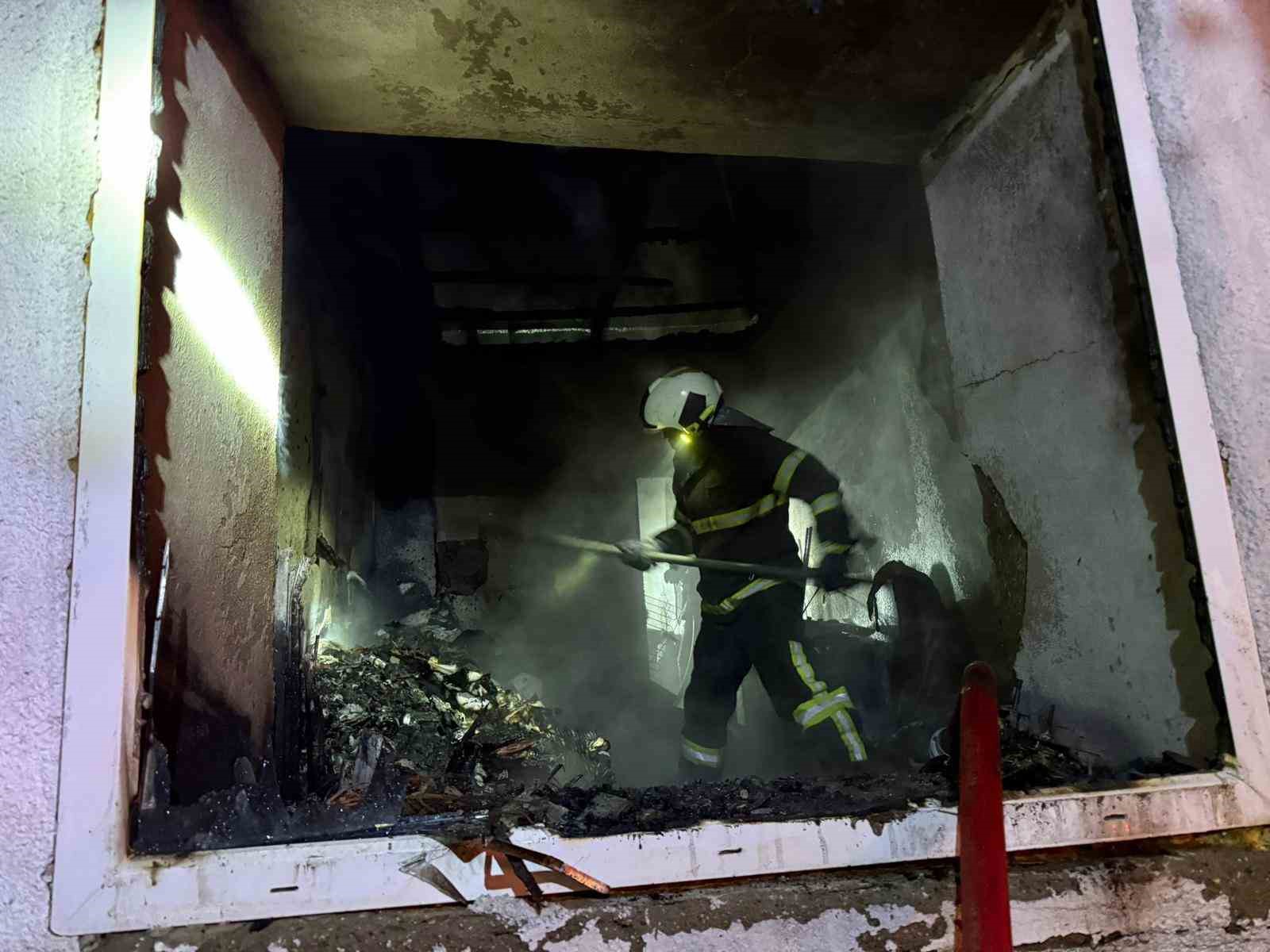 Burdur’da çıkan yangında ev küle döndü, 5 kişi kurtuldu