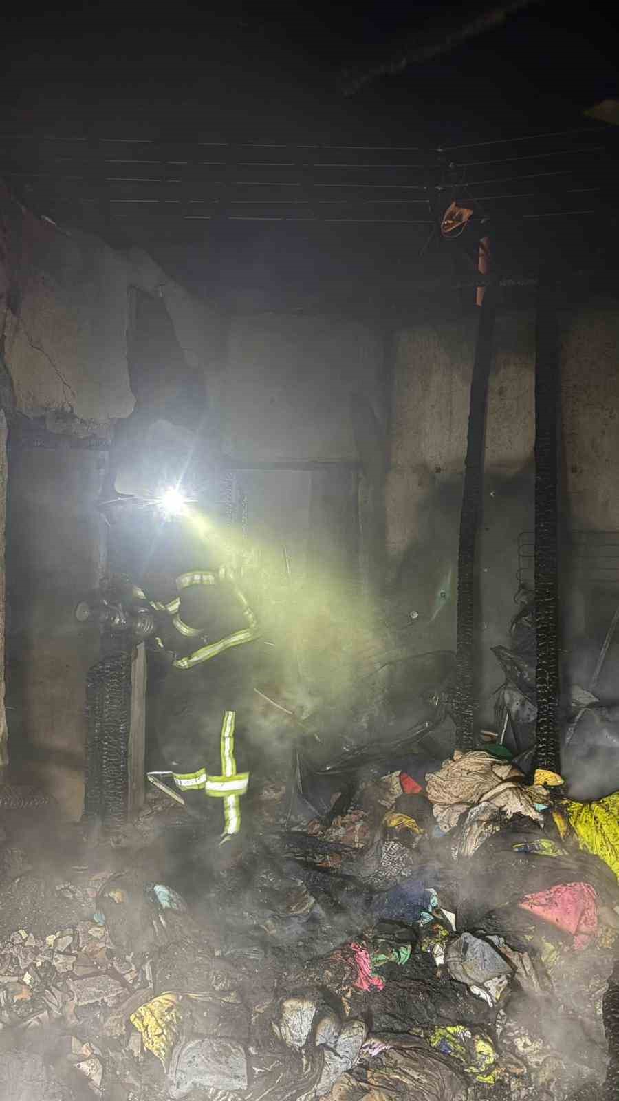 Burdur’da çıkan yangında ev küle döndü, 5 kişi kurtuldu