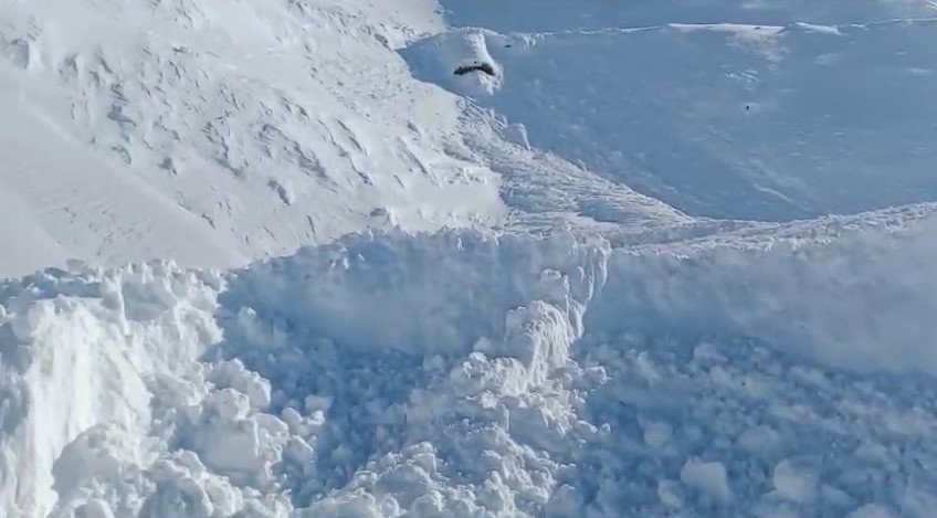Elazığ’da çığ düşmesi sonucu kapanan geçit açıldı