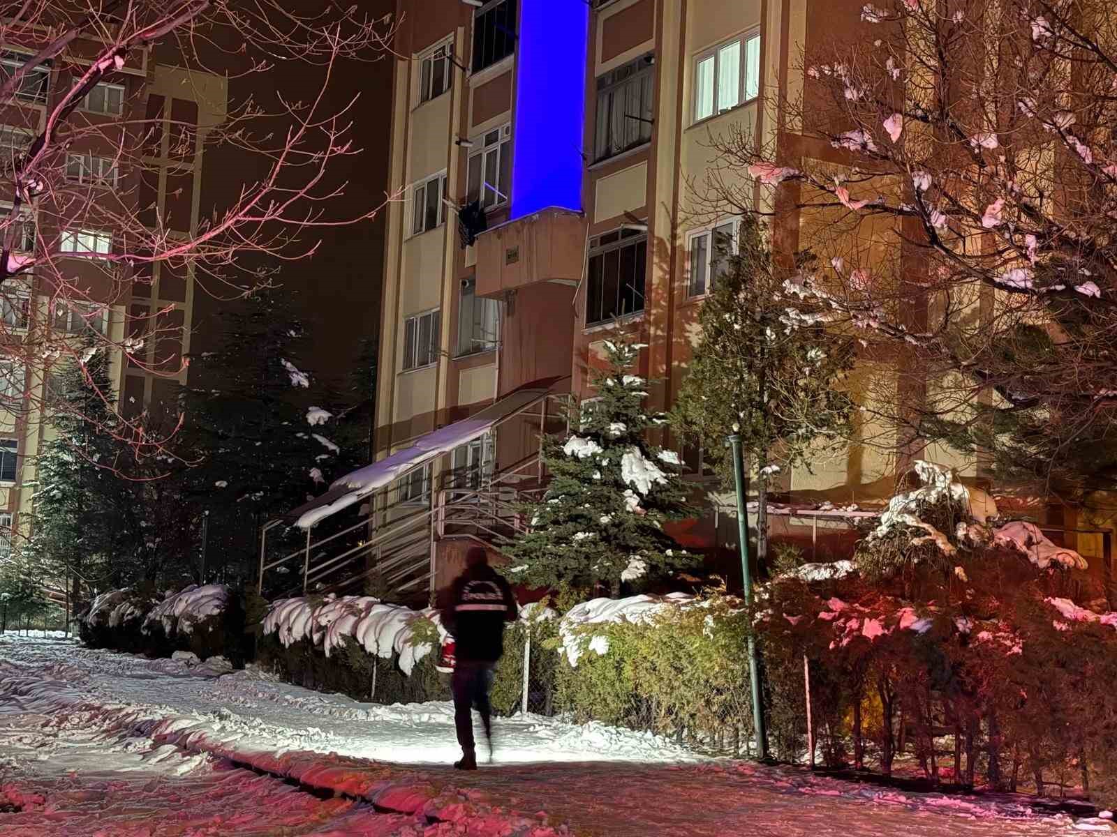 Karnesinde 3 zayıfı olan lise 1 öğrencisi, yaşamına son verdi