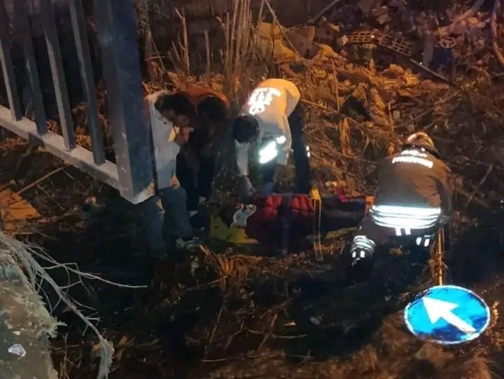 Minibüsle çarpışan motosiklet su kanalına devrildi: 2 kişi yaralandı