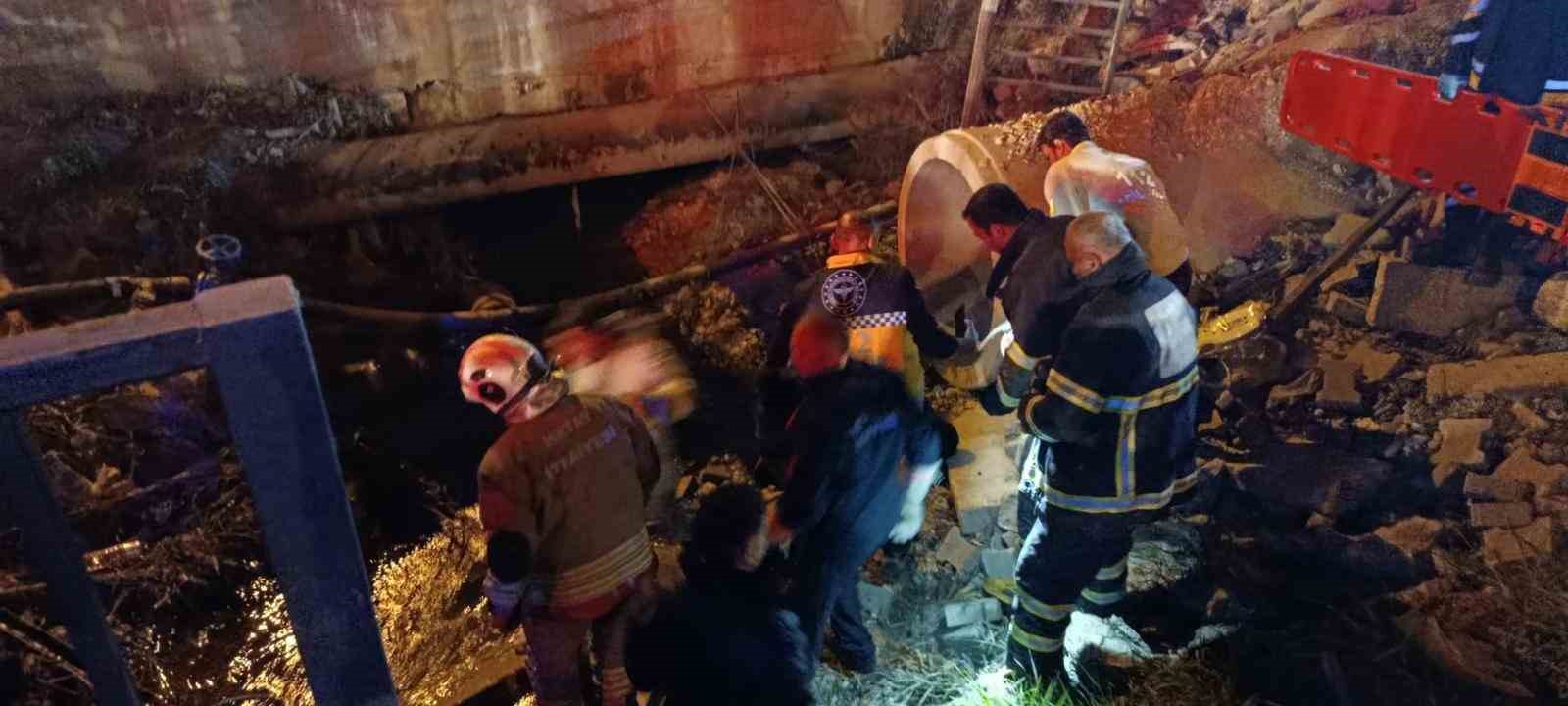 Minibüsle çarpışan motosiklet su kanalına devrildi: 2 kişi yaralandı