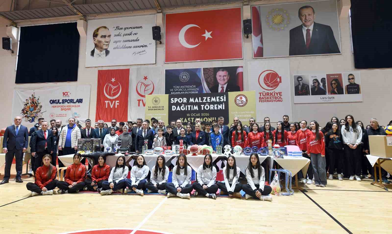 Kastamonu’da spor kulüpleri ve okullara 7 milyon TL değerinde malzeme desteği