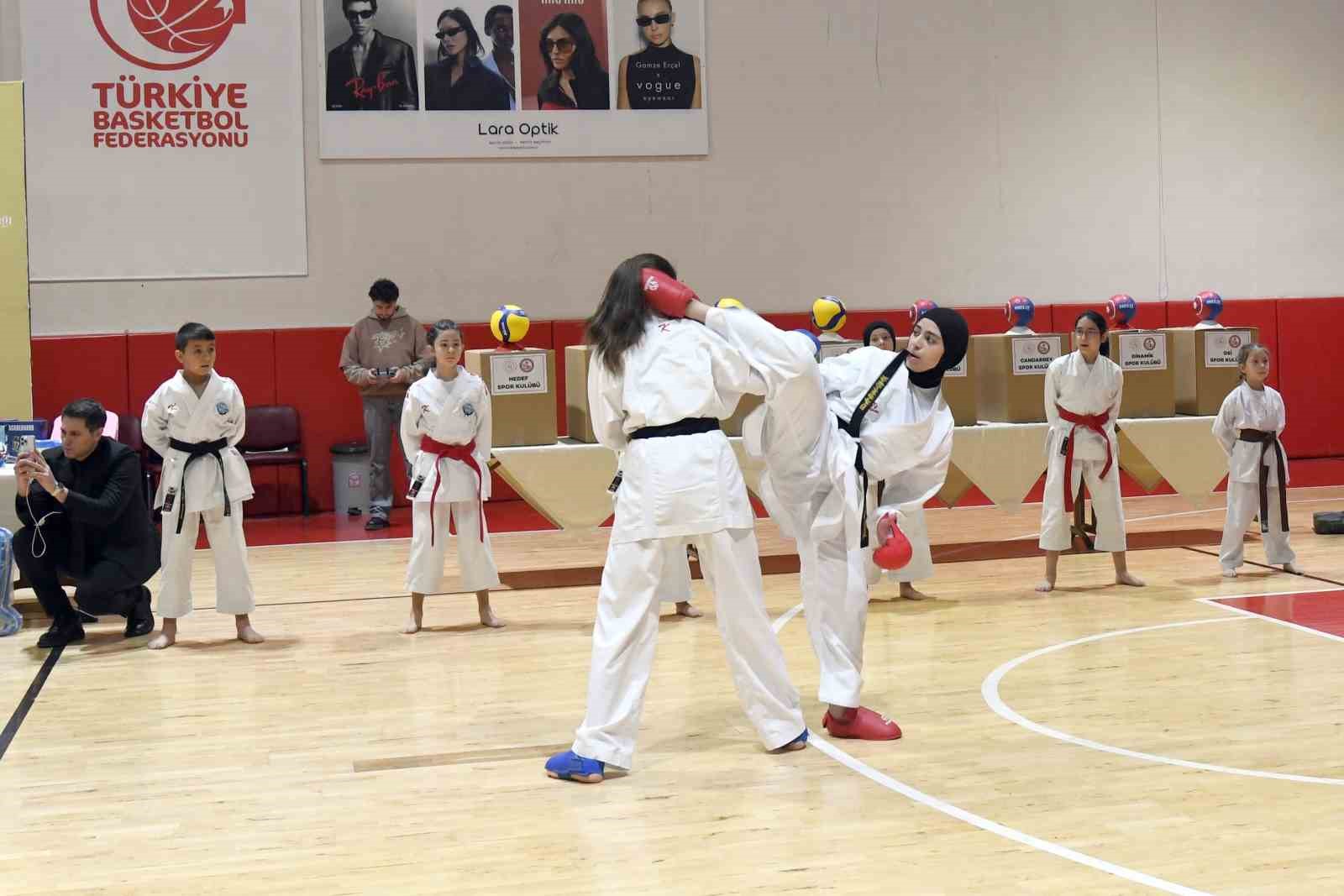 Kastamonu’da spor kulüpleri ve okullara 7 milyon TL değerinde malzeme desteği